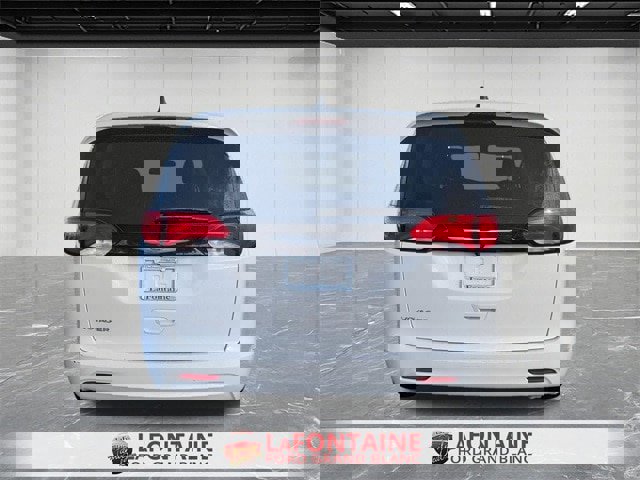 Used 2022 Chrysler Voyager LX image 4