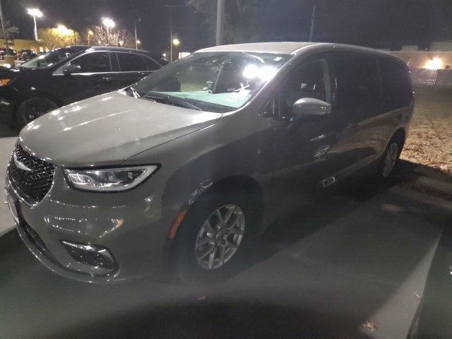 Used 2023 Chrysler Pacifica Touring-L image 5