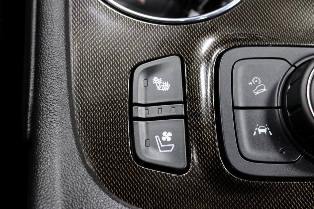 Used 2023 GMC Acadia AT4 w/ Technology Package AWD/4WD image 5