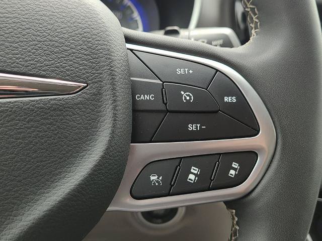 Used 2023 Chrysler Pacifica Touring-L FWD image 27