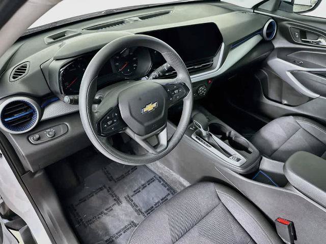 Used 2024 Chevrolet Trax LS w/ LS Convenience Package FWD image 2