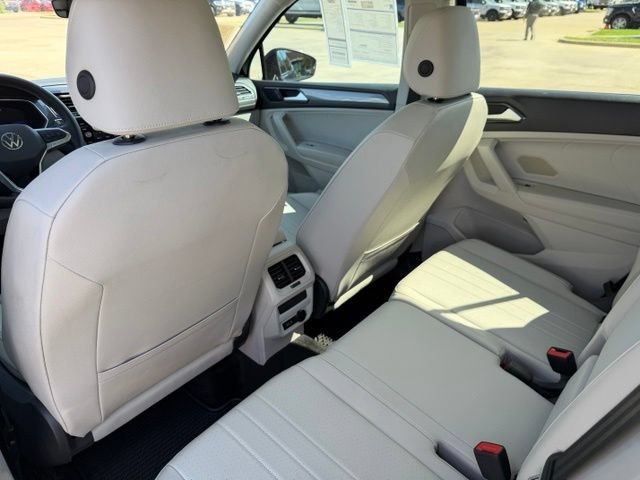 Used 2023 Volkswagen Tiguan SE w/ Panoramic Sunroof Package FWD image 24