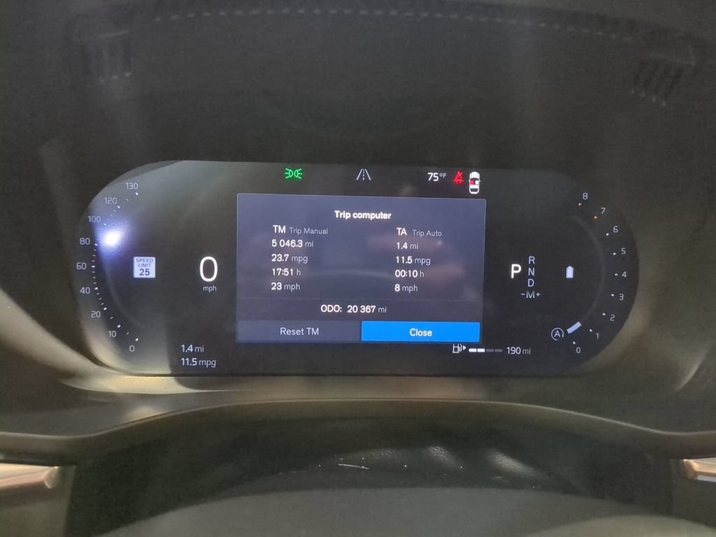 Used 2025 Volvo XC60 B5 Plus AWD/4WD image 16