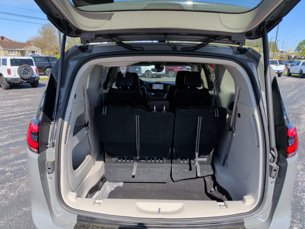 Used 2023 Chrysler Pacifica Touring-L FWD image 30