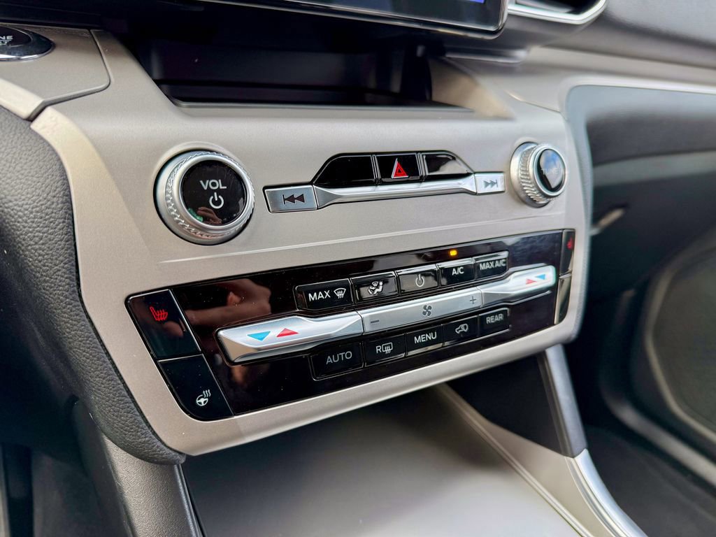 Certified 2023 Ford Explorer XLT w/ Equipment Group 202A image 33