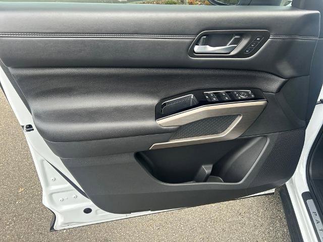 Used 2025 Nissan Pathfinder Platinum w/ Cargo Package image 17