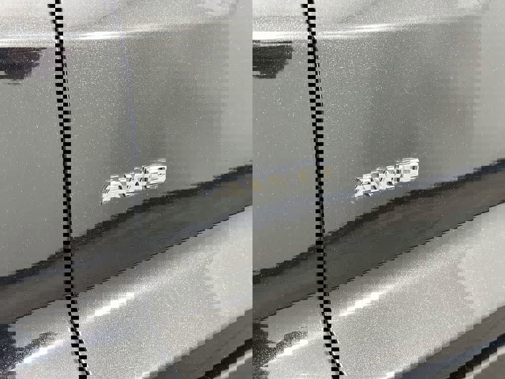 Used 2022 Cadillac XT4 Luxury w/ Cold Weather Package image 10