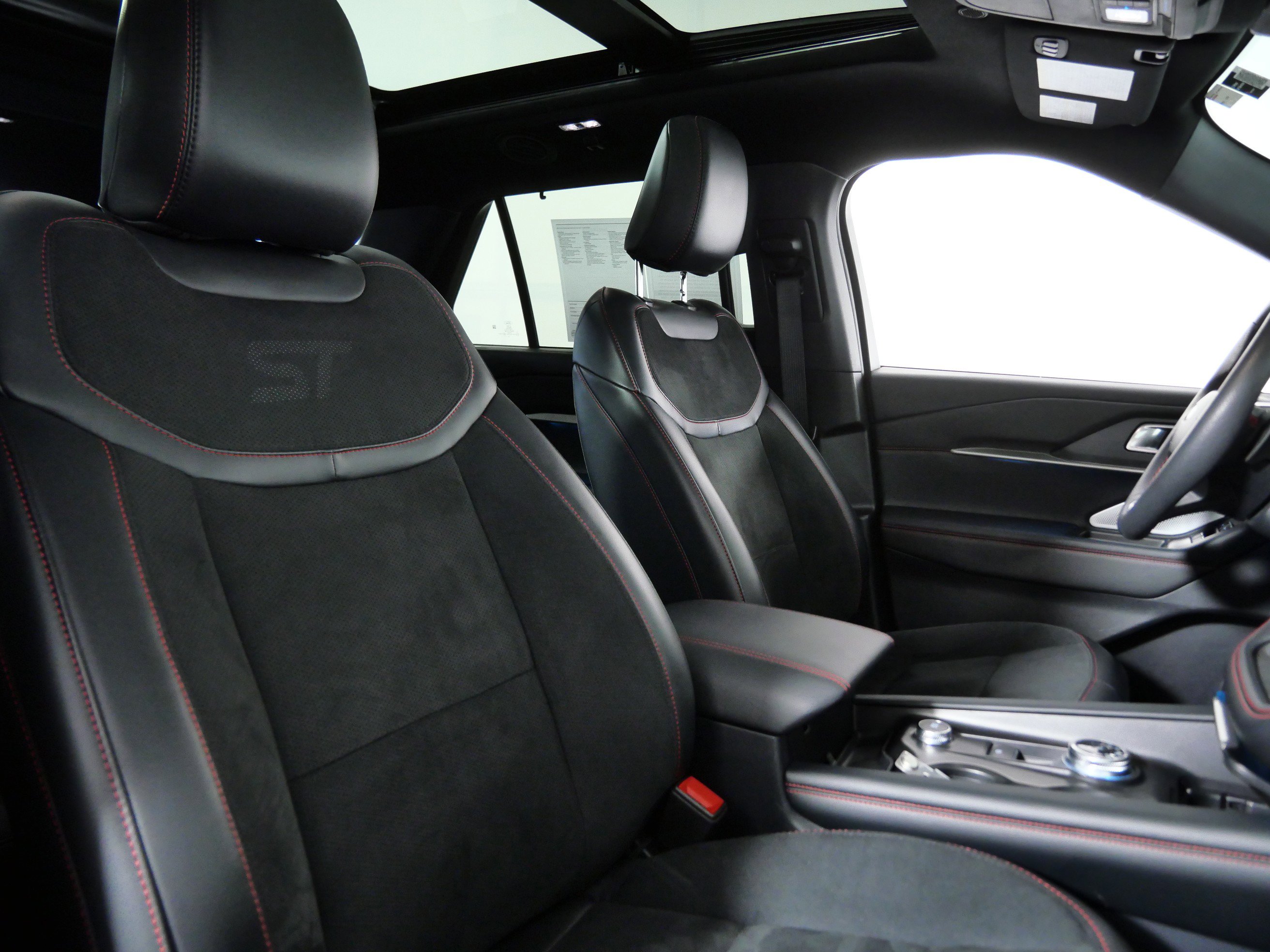Certified 2025 Ford Explorer ST AWD/4WD image 12