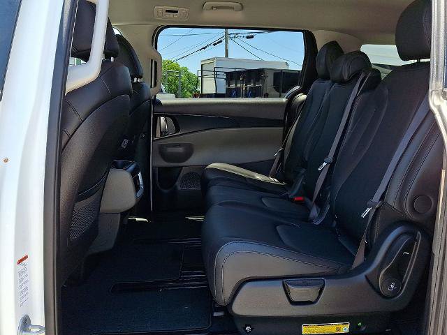 Used 2025 Kia Carnival FWD image 11