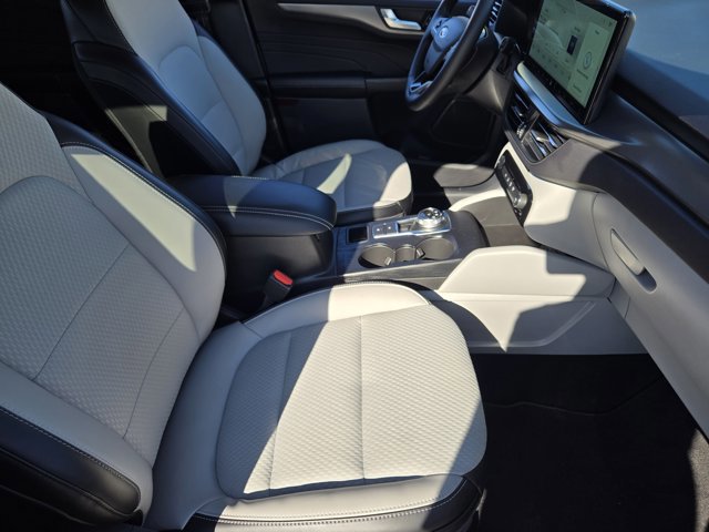 Certified 2025 Ford Escape SE image 13