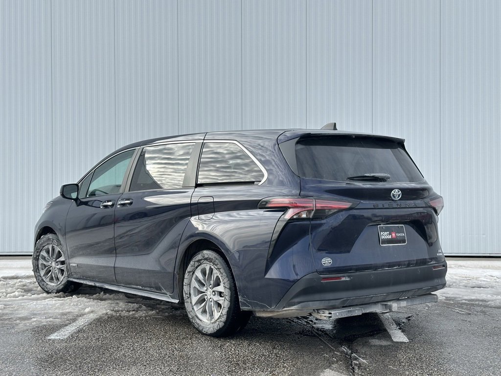 Used 2021 Toyota Sienna XLE image 4