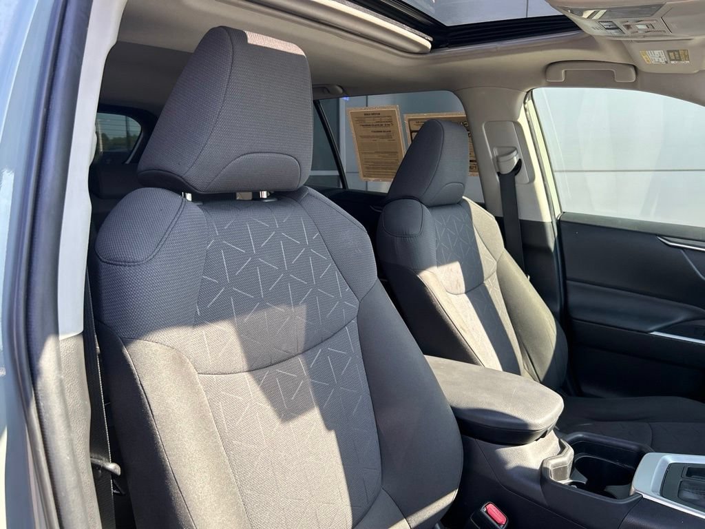 Used 2021 Toyota RAV4 XLE w/ Convenience Package FWD image 28