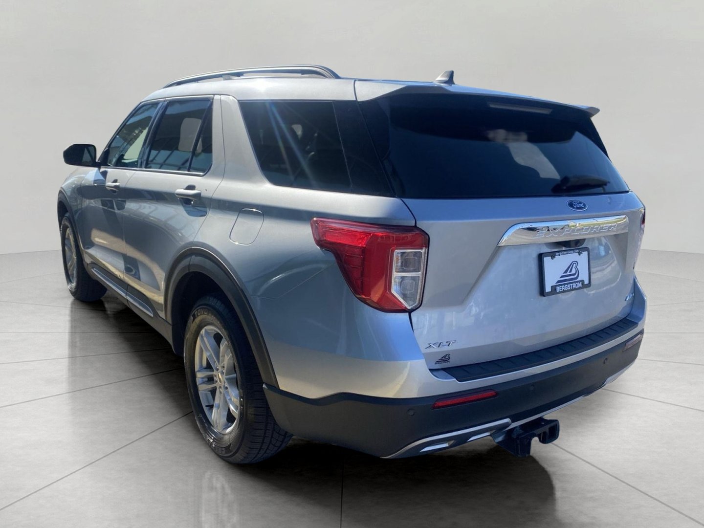 Certified 2023 Ford Explorer XLT w/ Equipment Group 202A AWD/4WD image 6