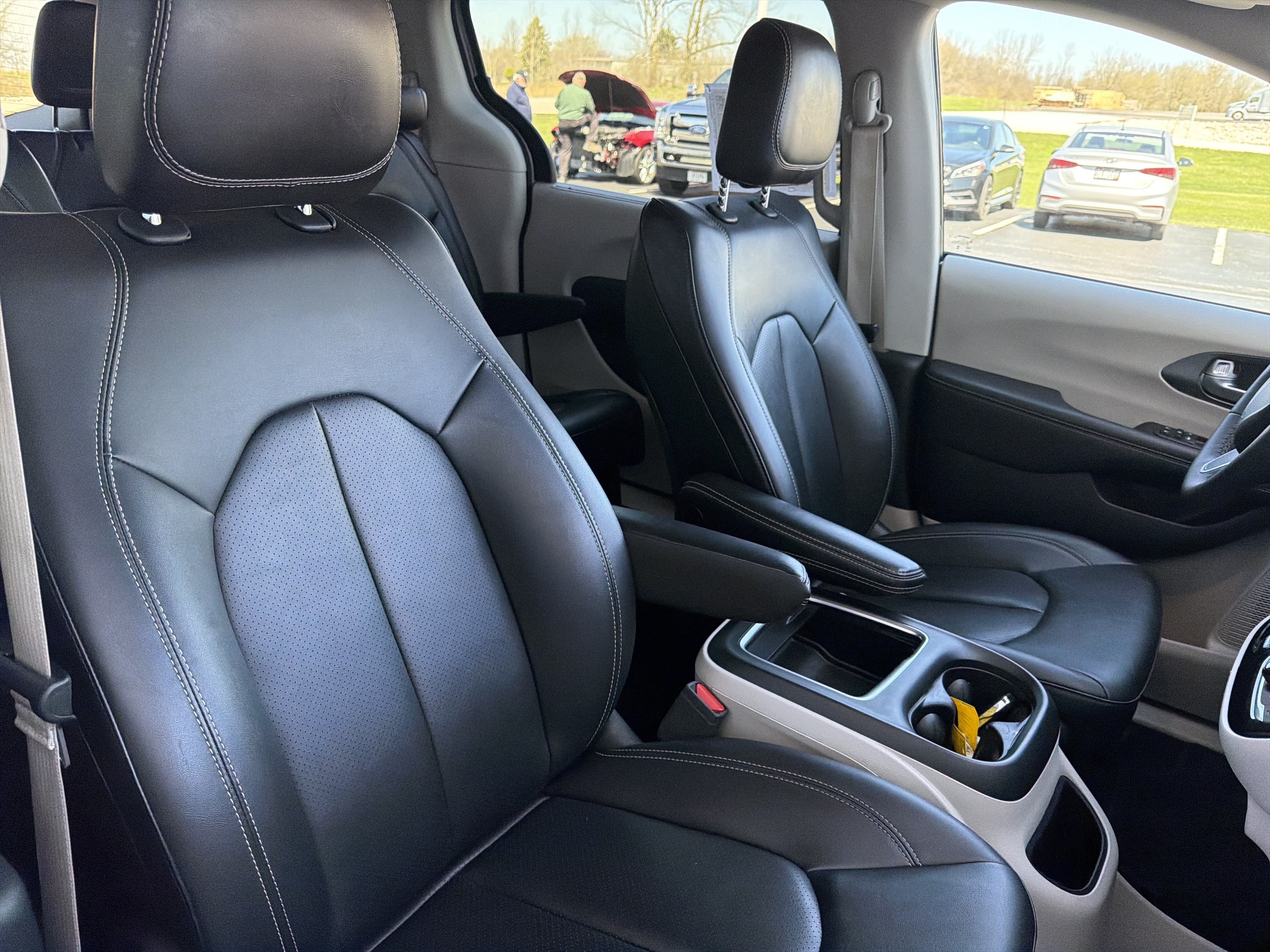 Used 2024 Chrysler Pacifica Touring-L FWD image 47