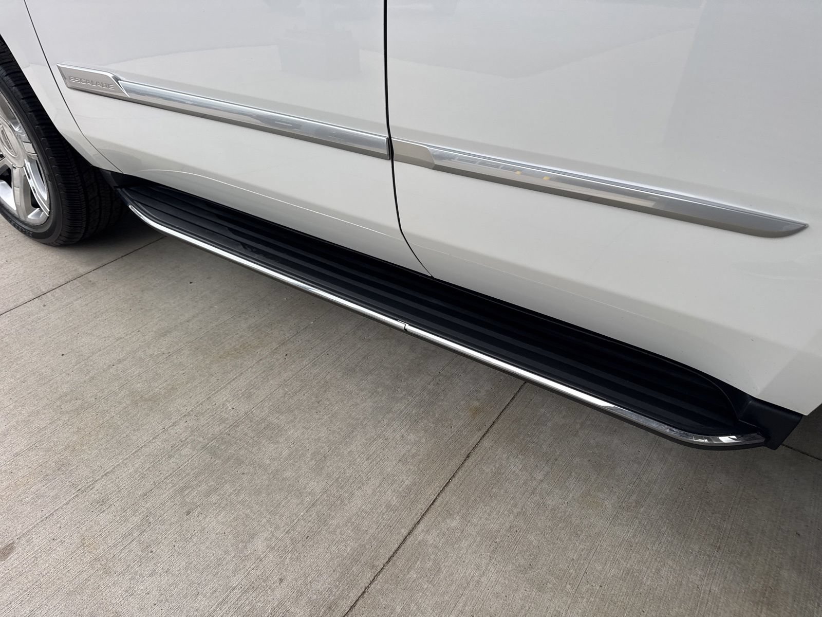 Used 2019 Cadillac Escalade Luxury AWD/4WD image 17