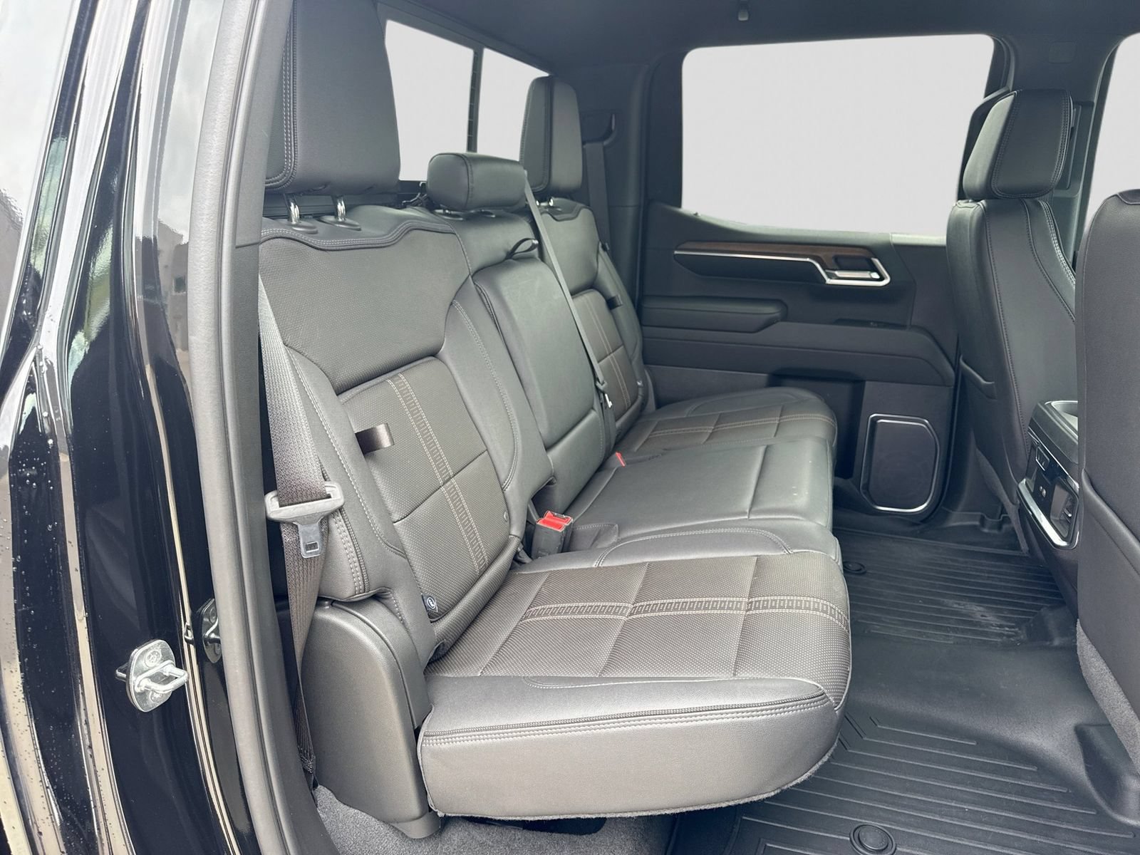 Used 2022 Chevrolet Silverado 1500 High Country w/ Technology Package AWD/4WD image 24