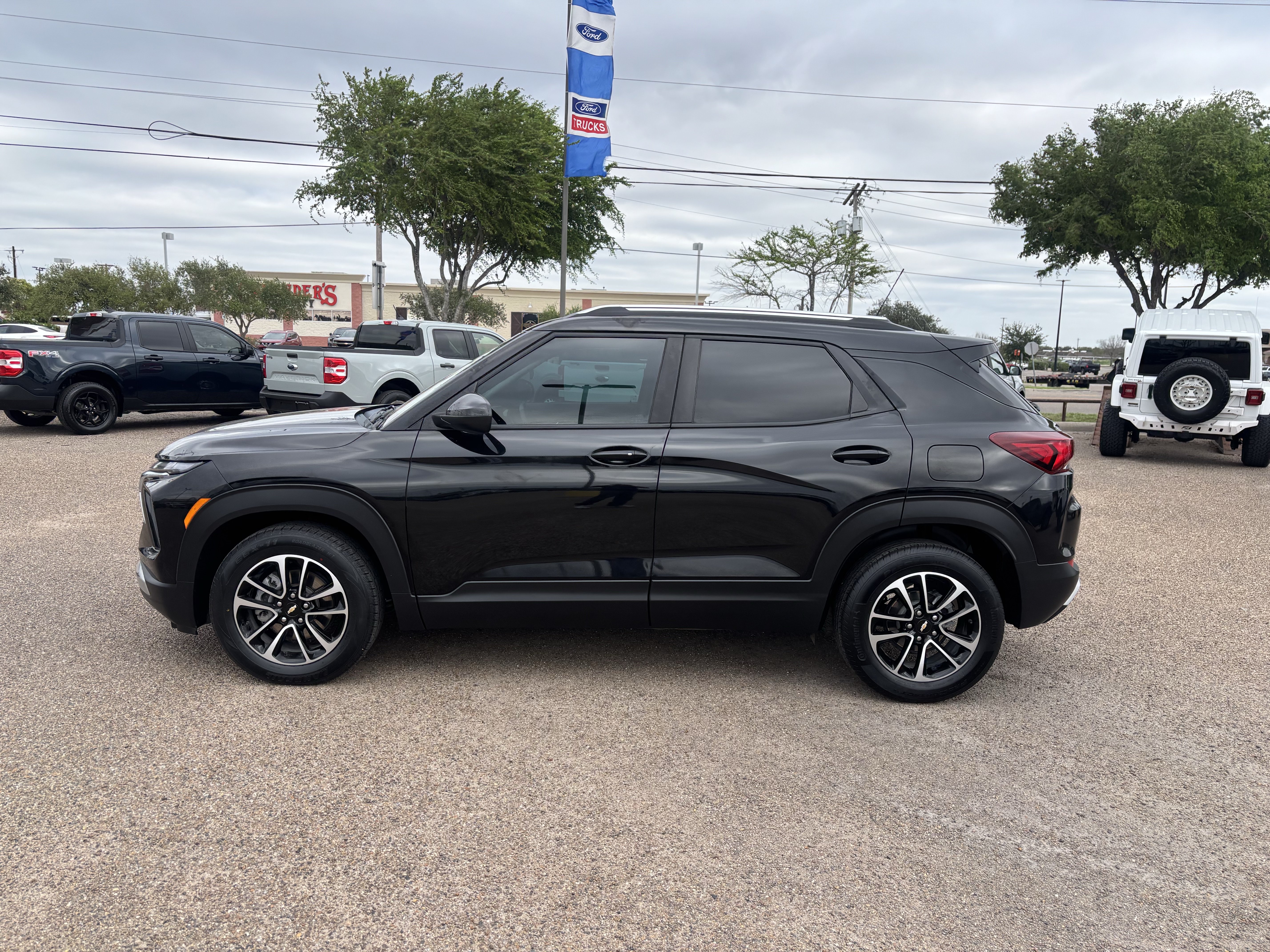 Used 2025 Chevrolet TrailBlazer LT w/ Convenience Package FWD image 2