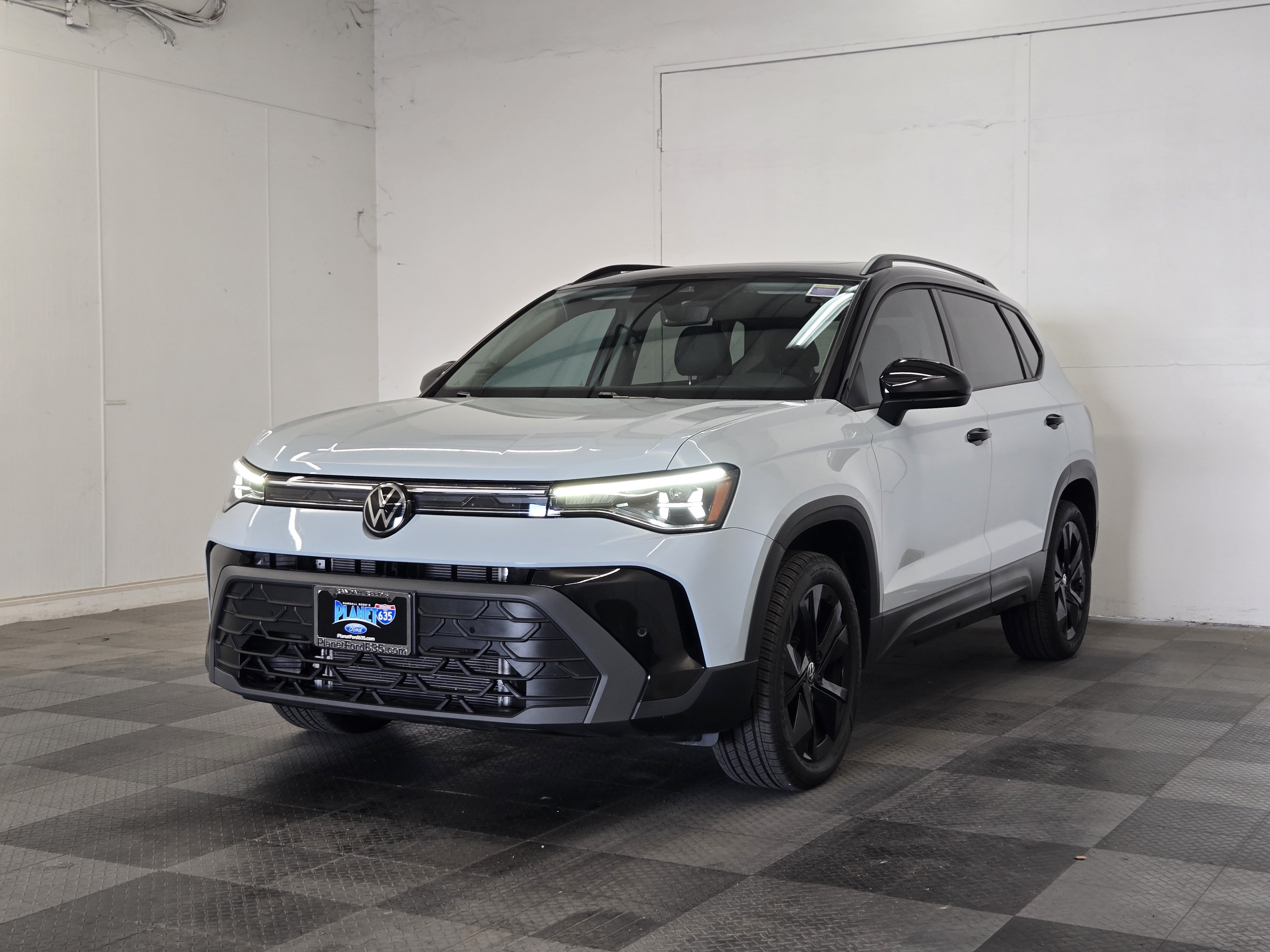 Used 2025 Volkswagen Taos SE FWD image 4