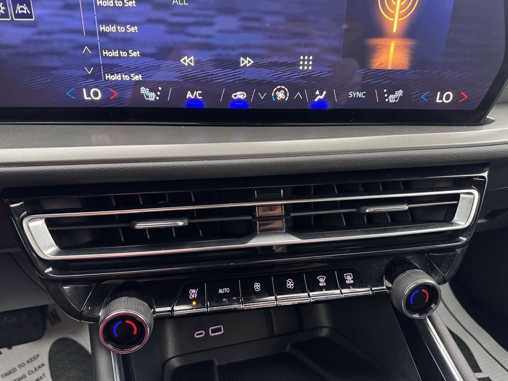 Used 2025 Chevrolet Traverse LT image 20