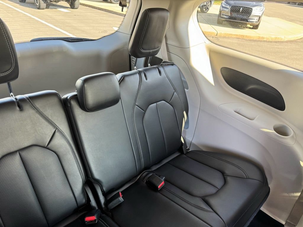 Used 2023 Chrysler Pacifica Touring-L FWD image 20