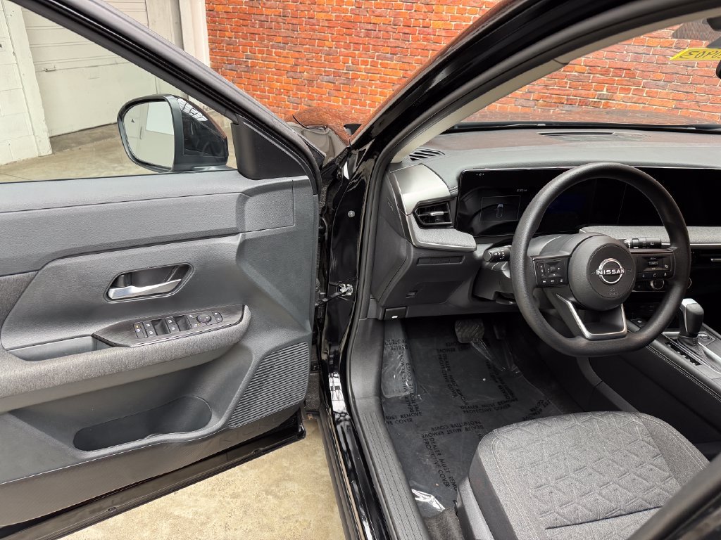 Used 2025 Nissan Kicks SV AWD/4WD image 8