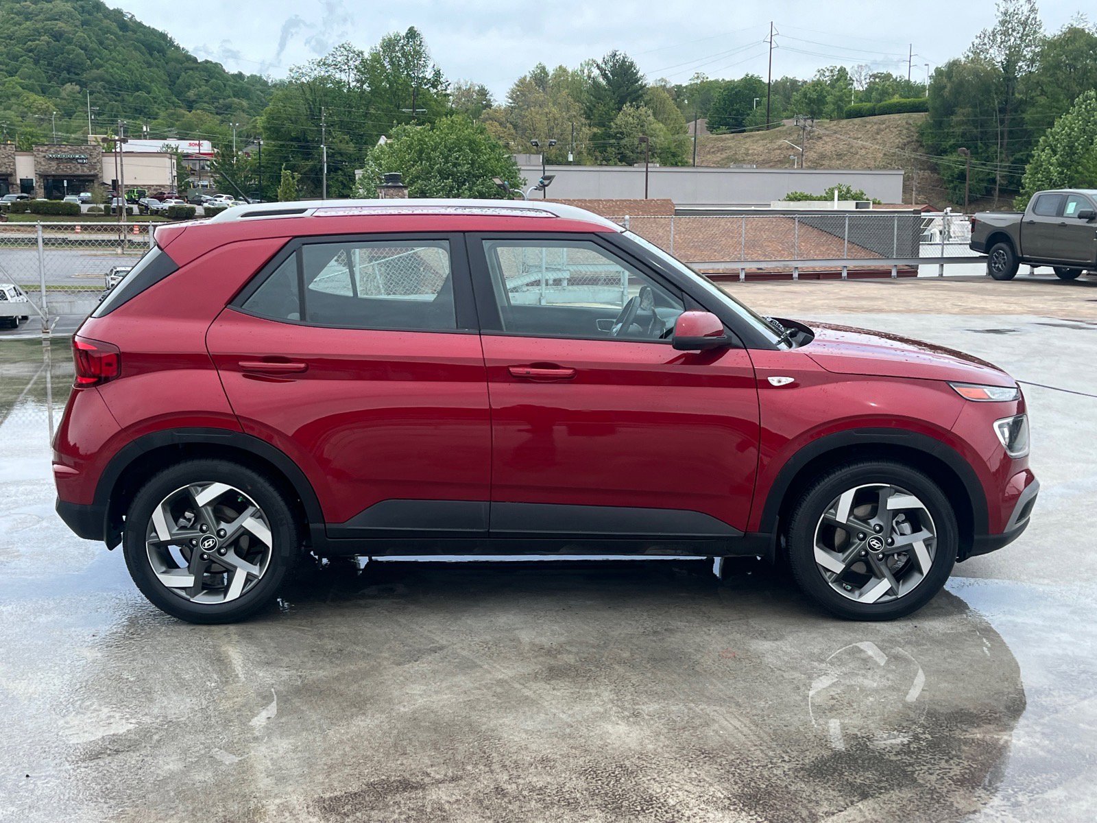 Used 2024 Hyundai Venue SEL FWD image 2