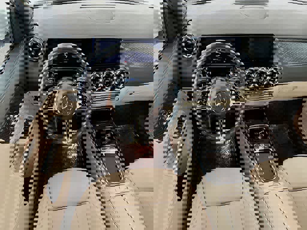 Used 2025 Mercedes-Benz GLA 250 4MATIC image 13