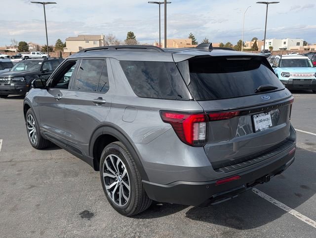 Certified 2025 Ford Explorer ST-Line image 3