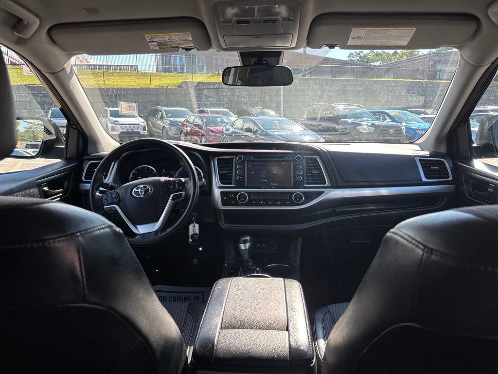 Used 2018 Toyota Highlander Plus AWD/4WD image 12