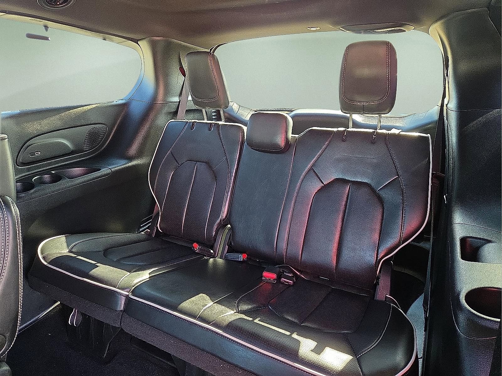 Used 2025 Chrysler Pacifica Limited image 10