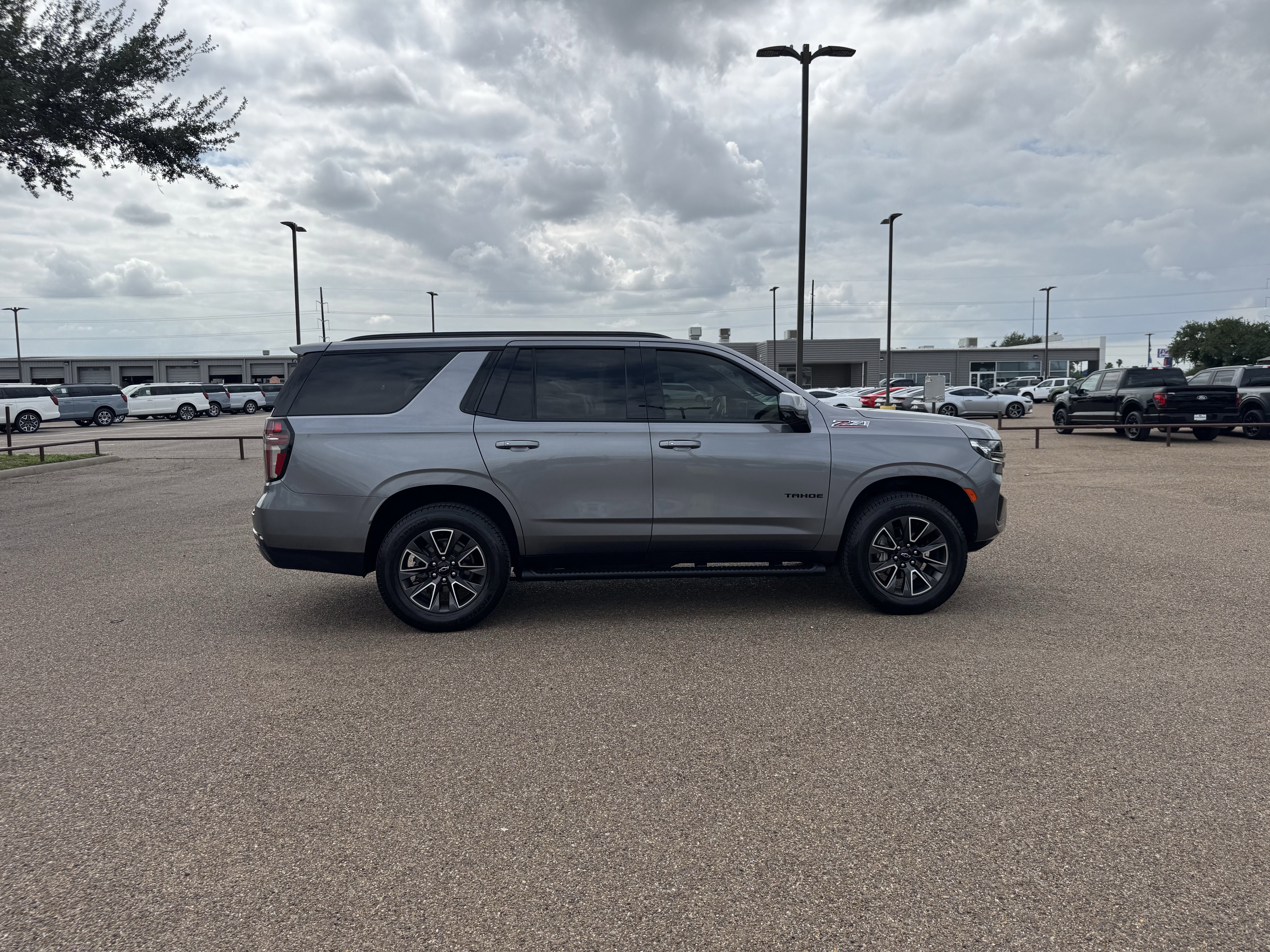 Used 2021 Chevrolet Tahoe Z71 w/ Luxury Package AWD/4WD image 4
