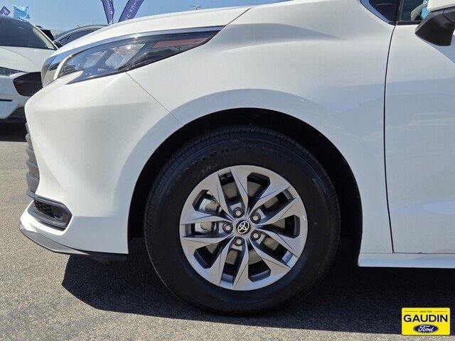 Used 2025 Toyota Sienna LE FWD image 10