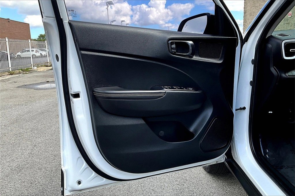 Used 2023 Hyundai Venue Limited image 21