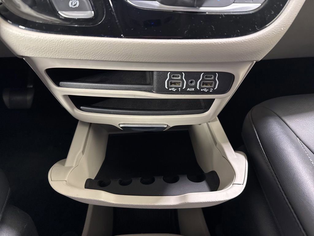 Used 2024 Chrysler Pacifica Touring-L image 26