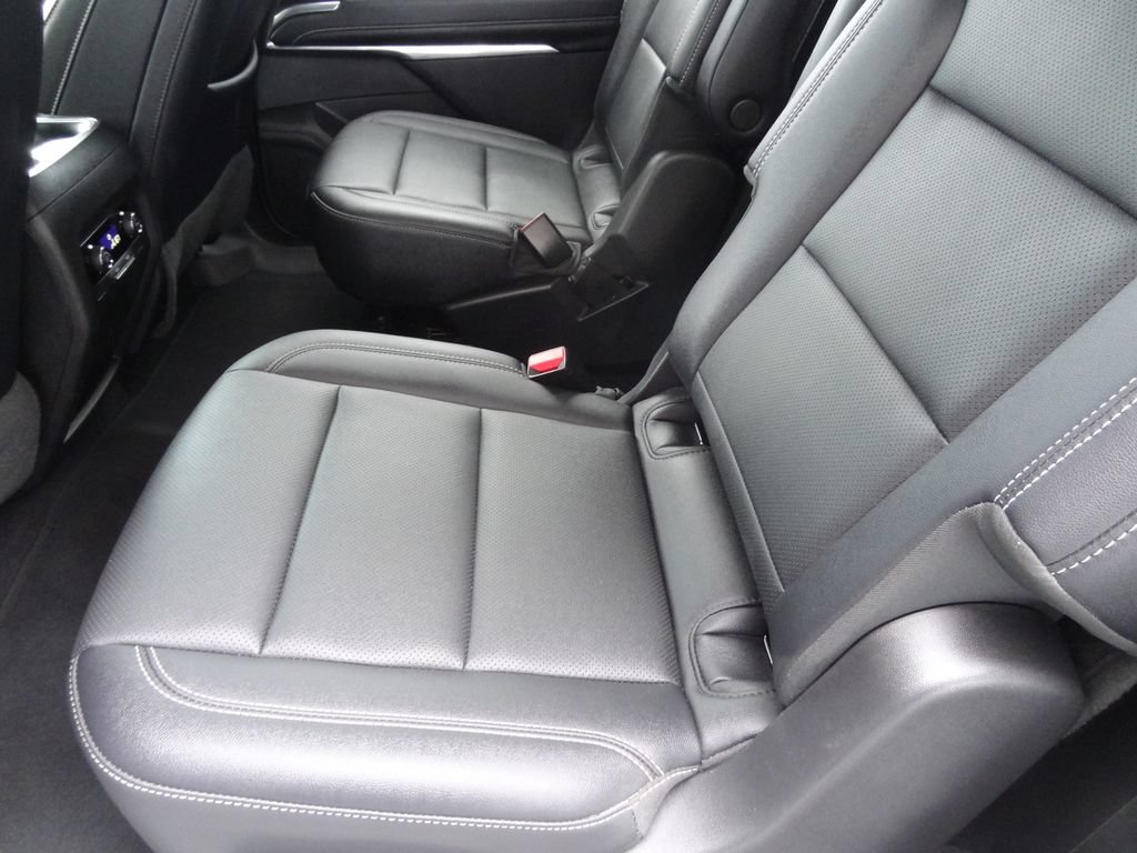 Used 2025 Chevrolet Traverse LT w/ Midnight/Sport Edition AWD/4WD image 8