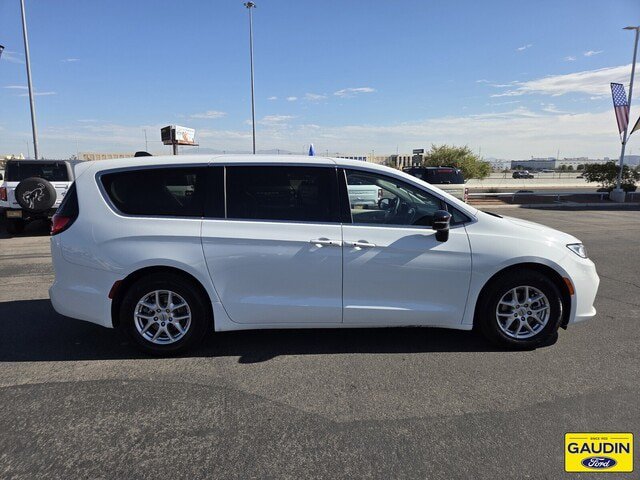Used 2024 Chrysler Pacifica Touring-L FWD image 8