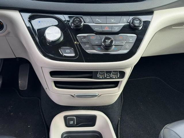 Used 2024 Chrysler Pacifica Touring-L FWD image 15