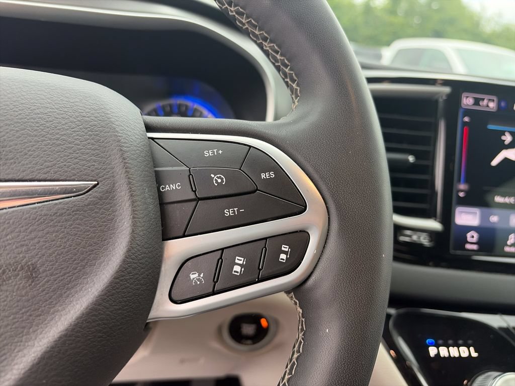 Used 2023 Chrysler Pacifica Touring-L FWD image 21