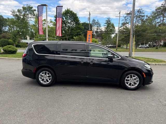 Used 2023 Chrysler Pacifica Touring-L FWD image 5