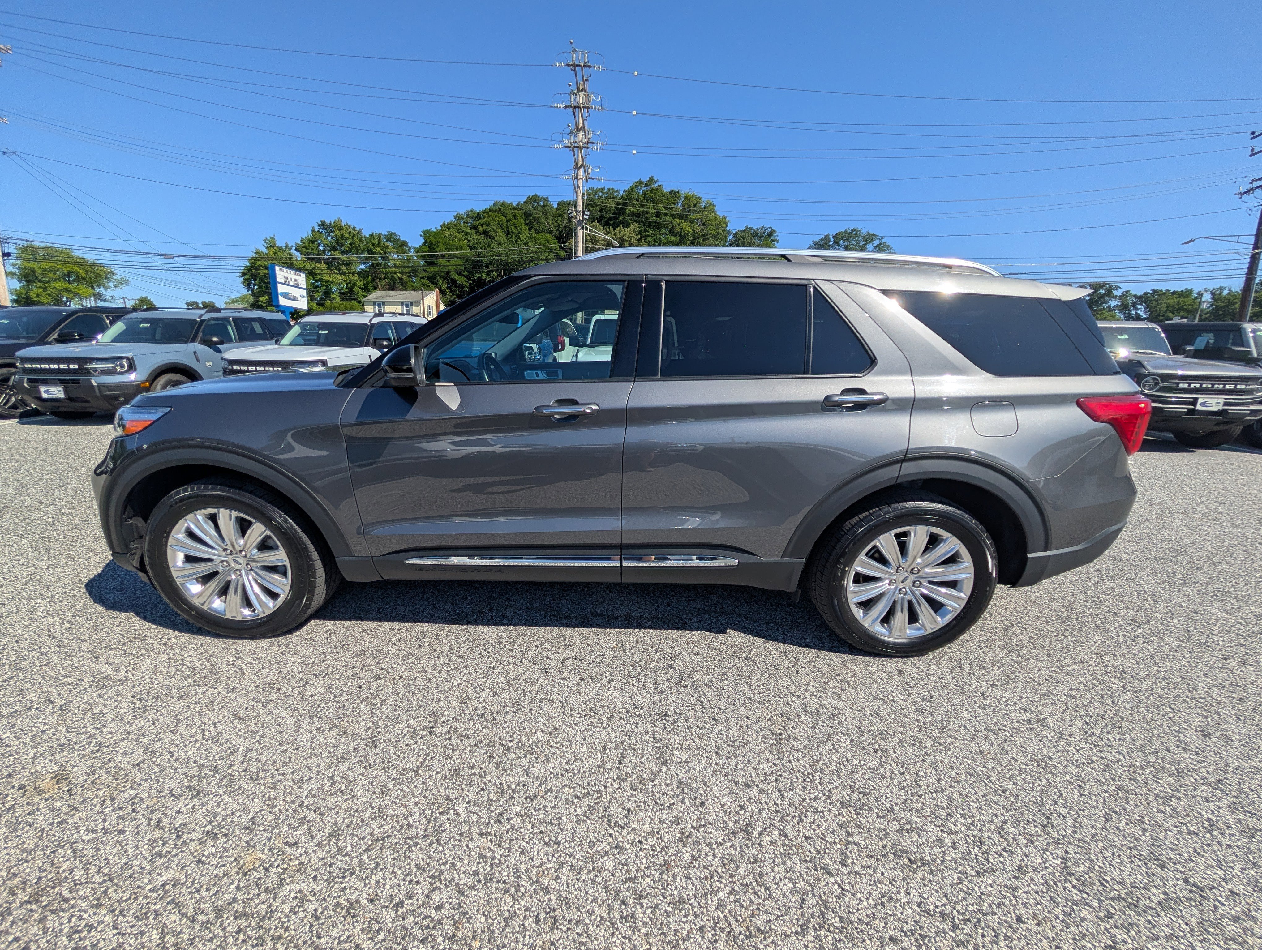 Certified 2022 Ford Explorer Limited w/ Limited Technology Package AWD/4WD image 3