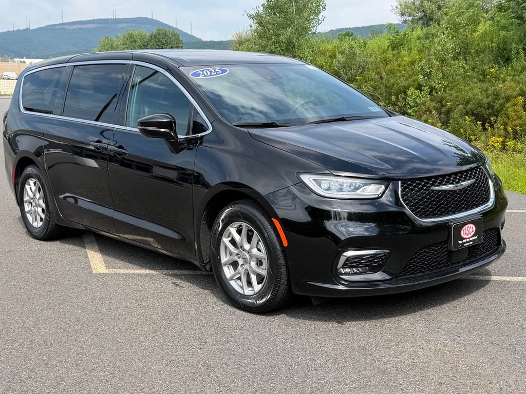 Used 2025 Chrysler Pacifica Select FWD image 1