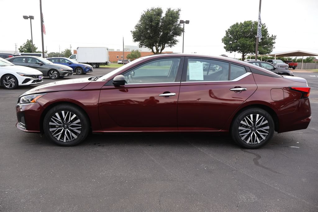 Used 2025 Nissan Altima 2.5 SV FWD image 2