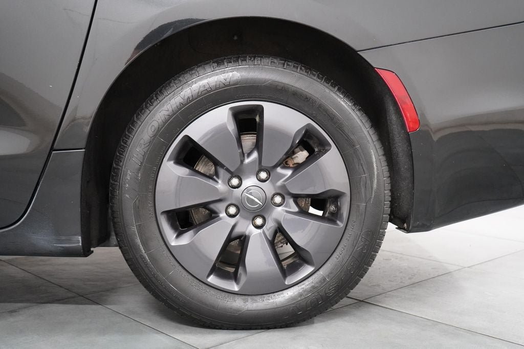 Used 2020 Chrysler Pacifica Touring-L w/ S Appearance Package FWD image 31