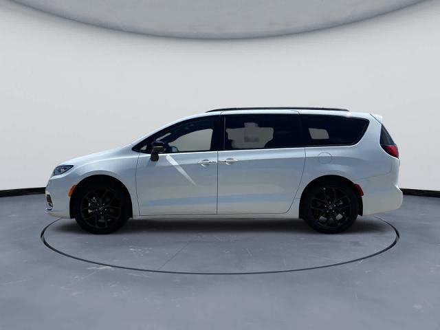 Used 2025 Chrysler Pacifica Limited FWD image 2