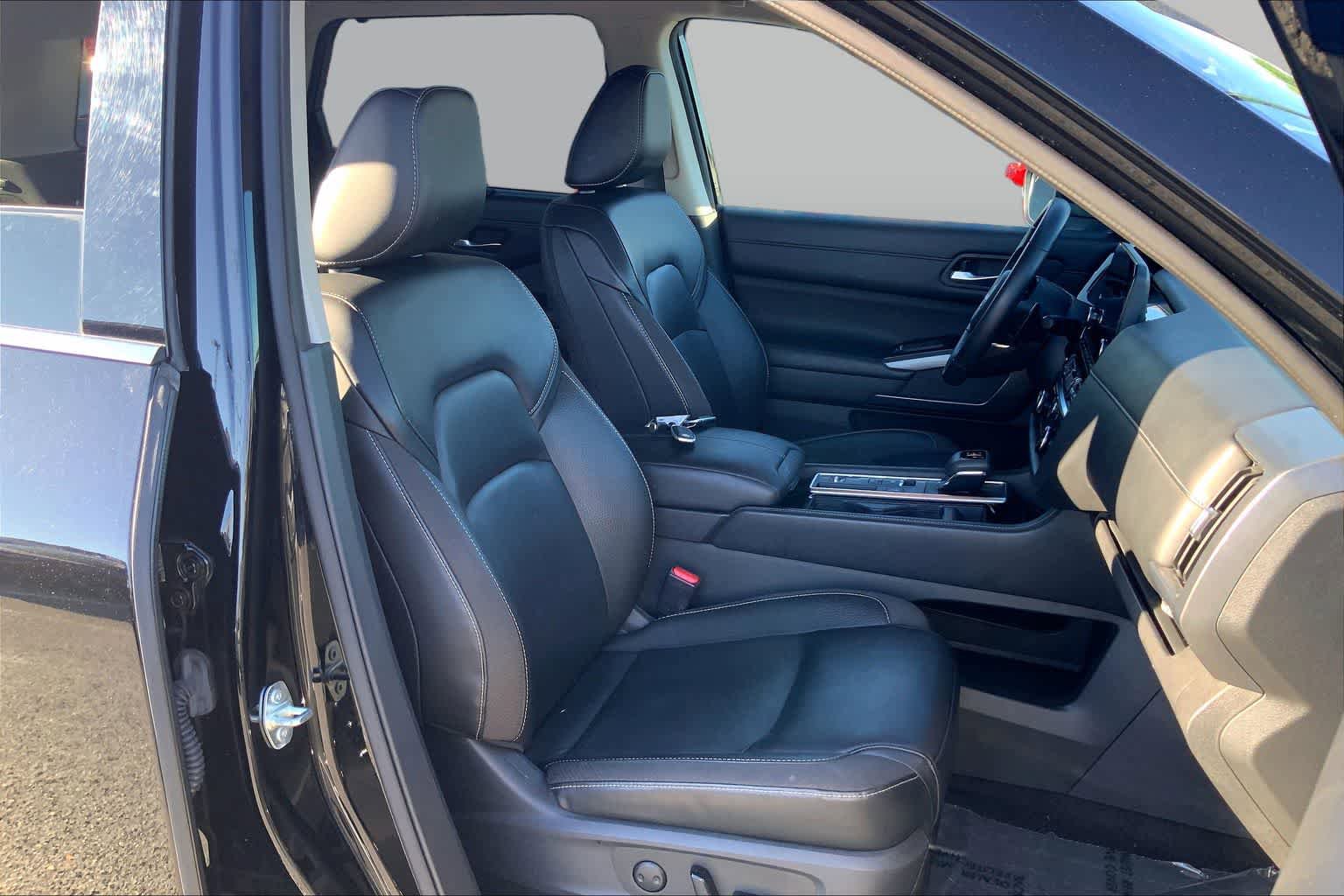 Used 2023 Nissan Pathfinder SL w/ SL Premium Package FWD image 9