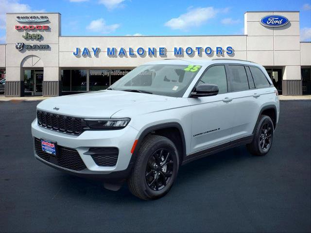 Used 2025 Jeep Grand Cherokee Altitude AWD/4WD image 6