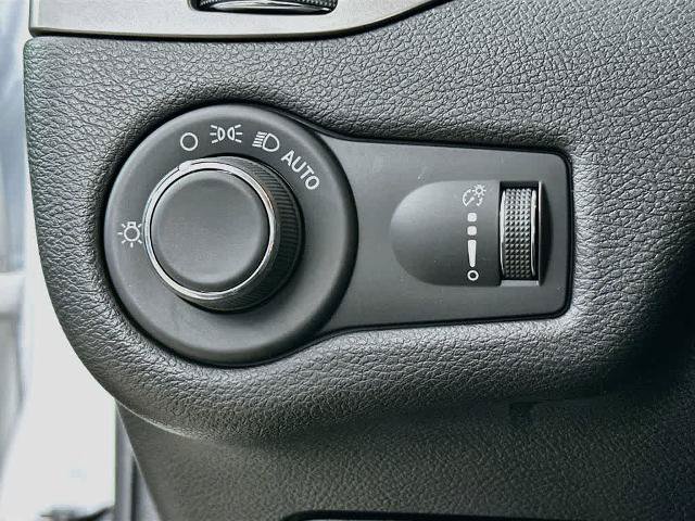 Used 2020 Jeep Cherokee Latitude FWD image 26
