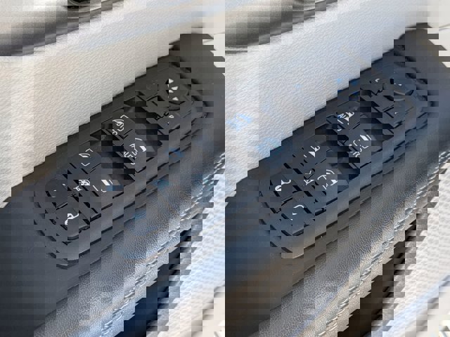 Used 2023 Chrysler Pacifica Touring-L image 14