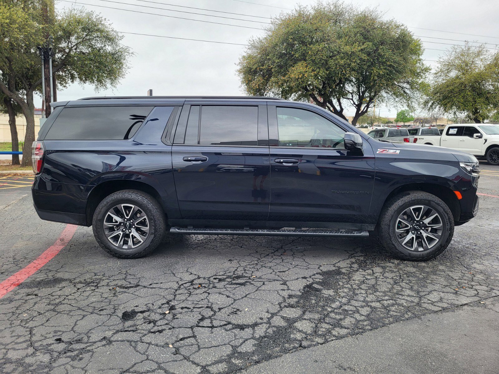 Used 2023 Chevrolet Suburban Z71 w/ Luxury Package image 2