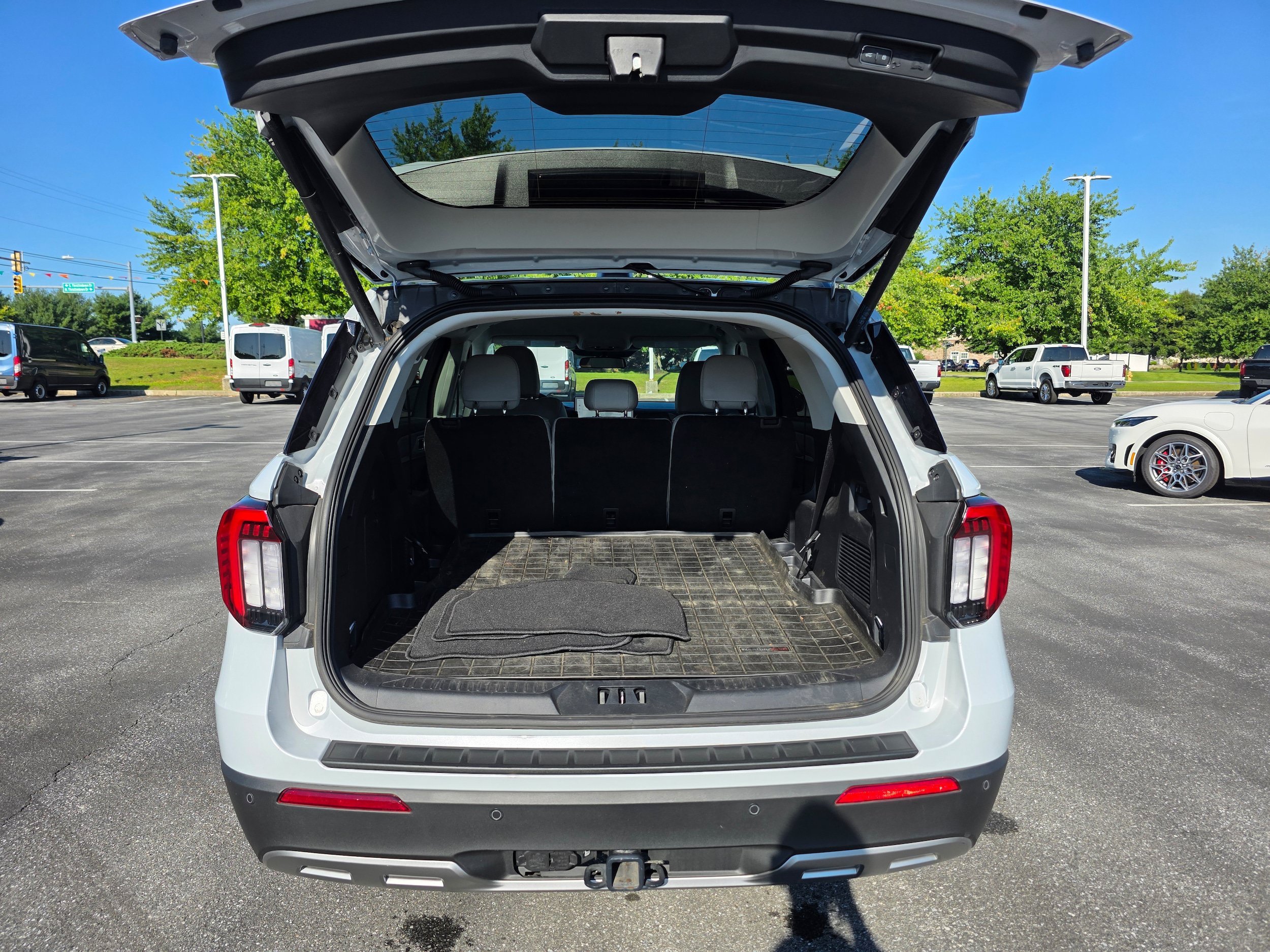 Certified 2025 Ford Explorer Active w/ Active Comfort Package AWD/4WD image 9